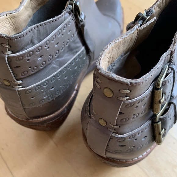 LaTigo Anthropologie Prima taupe bootie, 9. CB1677 - Picture 2 of 5